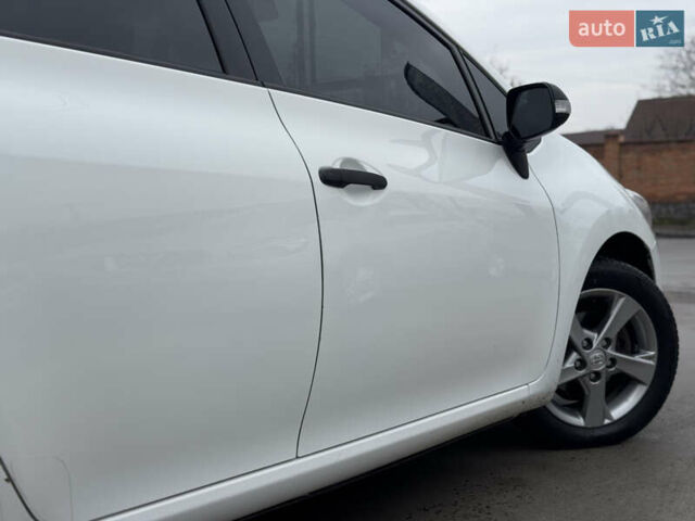 Белый Тойота Аурис, объемом двигателя 1.33 л и пробегом 230 тыс. км за 6500 $, фото 15 на Automoto.ua