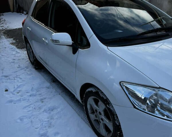 Белый Тойота Аурис, объемом двигателя 1.6 л и пробегом 171 тыс. км за 9300 $, фото 3 на Automoto.ua