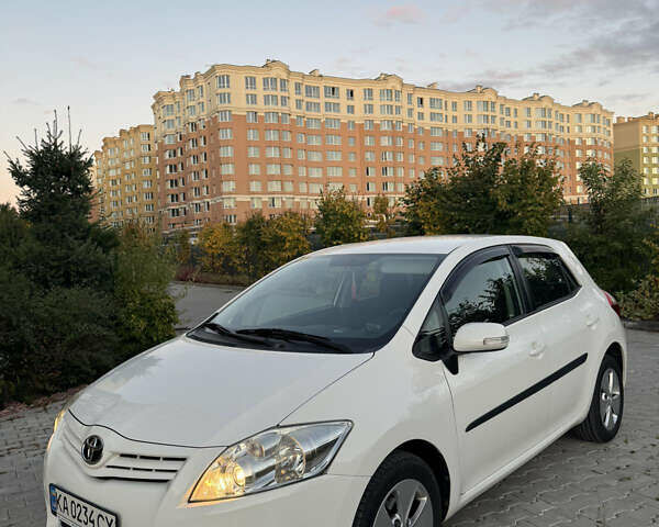 Белый Тойота Аурис, объемом двигателя 1.6 л и пробегом 40 тыс. км за 12500 $, фото 6 на Automoto.ua