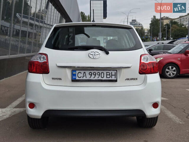 Белый Тойота Аурис, объемом двигателя 1.3 л и пробегом 230 тыс. км за 5999 $, фото 6 на Automoto.ua