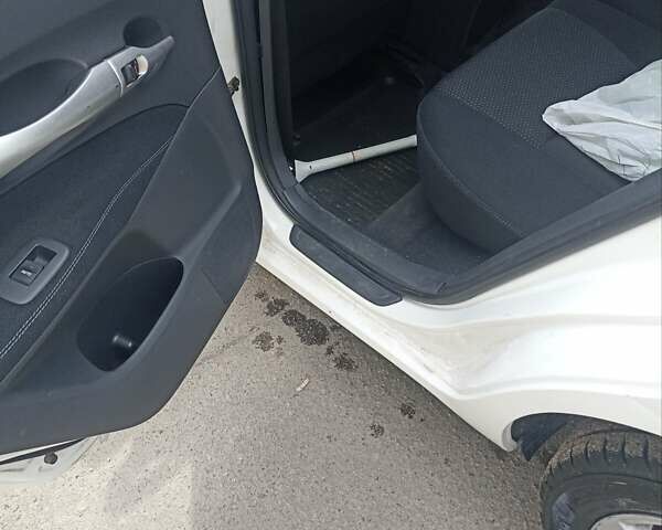 Белый Тойота Аурис, объемом двигателя 1.6 л и пробегом 112 тыс. км за 8200 $, фото 11 на Automoto.ua
