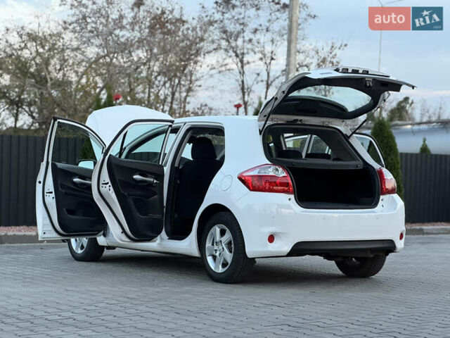 Белый Тойота Аурис, объемом двигателя 1.8 л и пробегом 233 тыс. км за 9000 $, фото 21 на Automoto.ua