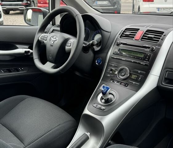 Белый Тойота Аурис, объемом двигателя 2 л и пробегом 218 тыс. км за 11850 $, фото 18 на Automoto.ua