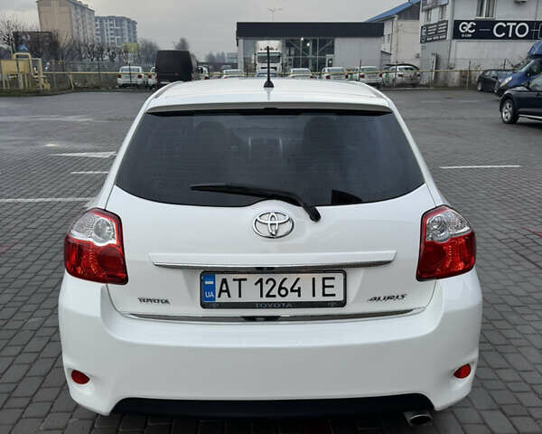 Білий Тойота Ауріс, об'ємом двигуна 1.6 л та пробігом 129 тис. км за 9950 $, фото 5 на Automoto.ua