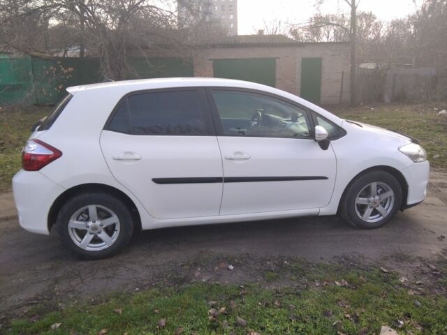 Белый Тойота Аурис, объемом двигателя 1.3 л и пробегом 173 тыс. км за 6500 $, фото 6 на Automoto.ua