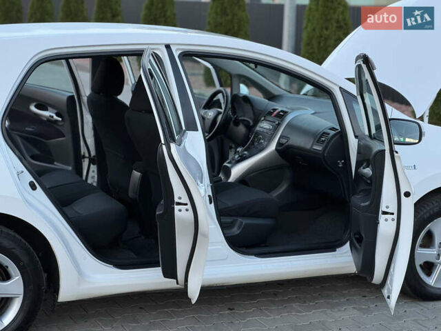 Белый Тойота Аурис, объемом двигателя 1.8 л и пробегом 233 тыс. км за 9000 $, фото 35 на Automoto.ua