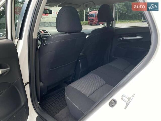 Белый Тойота Аурис, объемом двигателя 1.36 л и пробегом 265 тыс. км за 7790 $, фото 19 на Automoto.ua