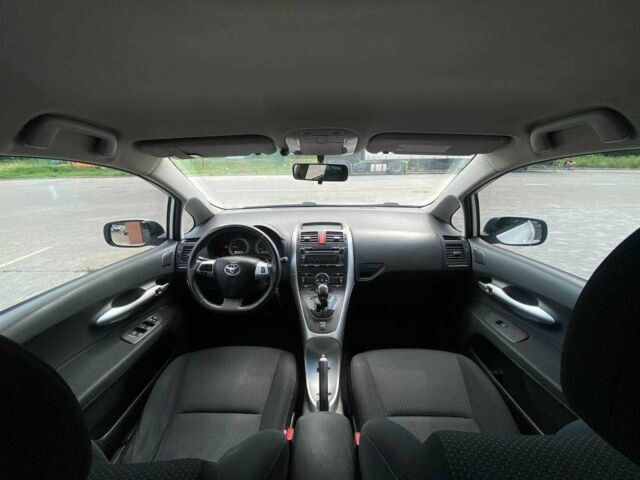 Белый Тойота Аурис, объемом двигателя 1.4 л и пробегом 265 тыс. км за 7790 $, фото 19 на Automoto.ua