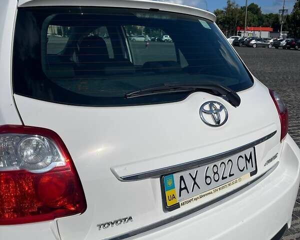 Белый Тойота Аурис, объемом двигателя 1.6 л и пробегом 233 тыс. км за 9000 $, фото 4 на Automoto.ua