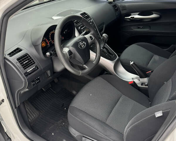 Білий Тойота Ауріс, об'ємом двигуна 1.6 л та пробігом 129 тис. км за 9950 $, фото 11 на Automoto.ua