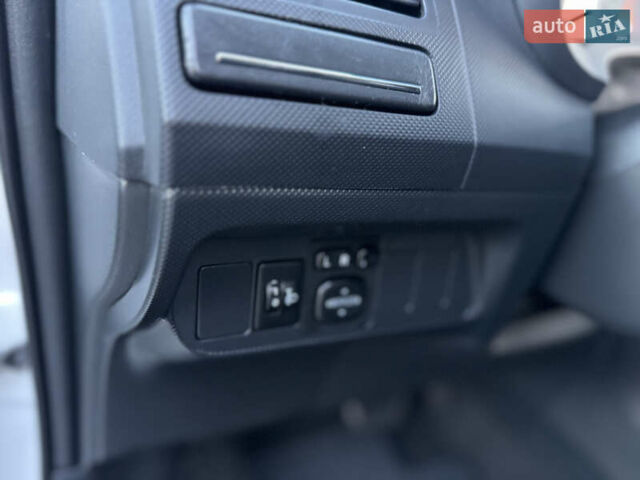 Белый Тойота Аурис, объемом двигателя 1.8 л и пробегом 233 тыс. км за 9000 $, фото 31 на Automoto.ua