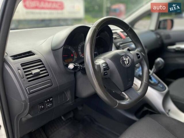 Белый Тойота Аурис, объемом двигателя 1.36 л и пробегом 265 тыс. км за 7790 $, фото 14 на Automoto.ua