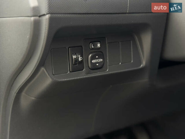 Белый Тойота Аурис, объемом двигателя 1.33 л и пробегом 230 тыс. км за 6500 $, фото 23 на Automoto.ua