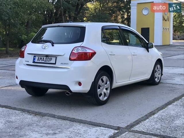 Білий Тойота Ауріс, об'ємом двигуна 1.6 л та пробігом 106 тис. км за 9800 $, фото 5 на Automoto.ua