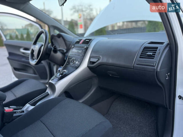 Белый Тойота Аурис, объемом двигателя 1.8 л и пробегом 233 тыс. км за 9000 $, фото 42 на Automoto.ua