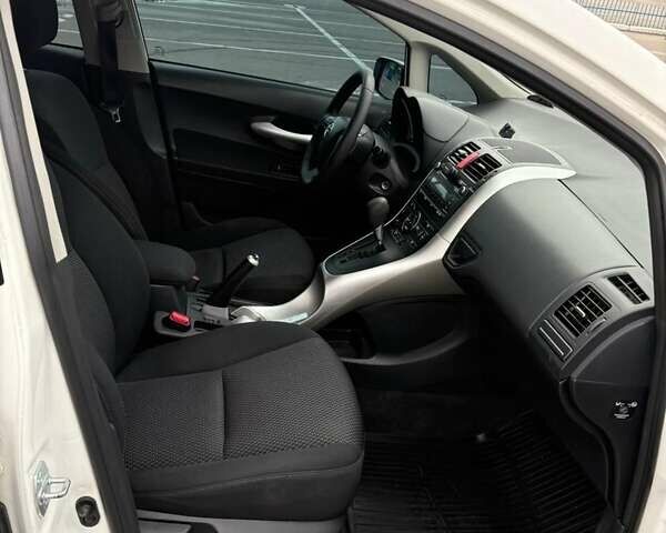 Білий Тойота Ауріс, об'ємом двигуна 1.6 л та пробігом 121 тис. км за 10500 $, фото 8 на Automoto.ua