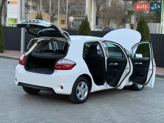 Белый Тойота Аурис, объемом двигателя 1.8 л и пробегом 233 тыс. км за 9000 $, фото 32 на Automoto.ua