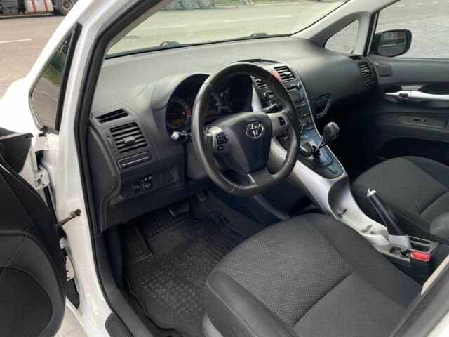 Белый Тойота Аурис, объемом двигателя 1.4 л и пробегом 265 тыс. км за 7790 $, фото 7 на Automoto.ua