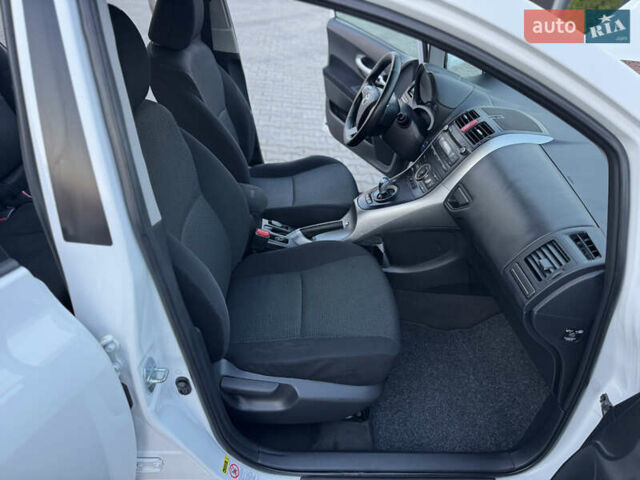 Белый Тойота Аурис, объемом двигателя 1.8 л и пробегом 233 тыс. км за 9000 $, фото 40 на Automoto.ua