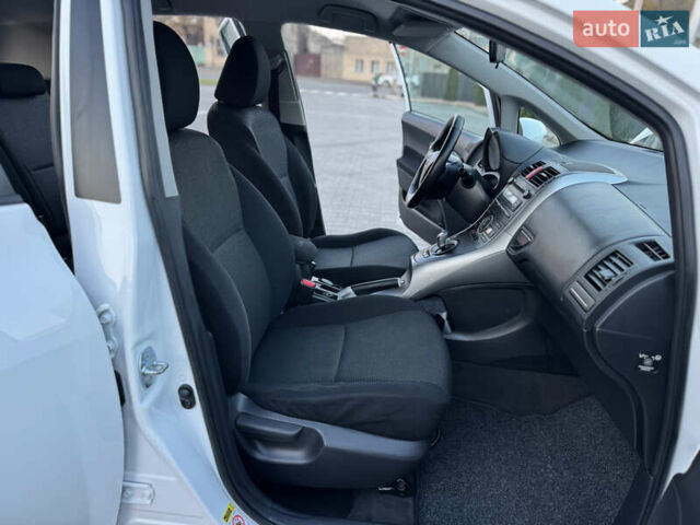 Белый Тойота Аурис, объемом двигателя 1.8 л и пробегом 233 тыс. км за 9000 $, фото 41 на Automoto.ua