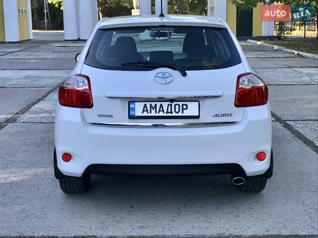 Білий Тойота Ауріс, об'ємом двигуна 1.6 л та пробігом 106 тис. км за 9800 $, фото 9 на Automoto.ua