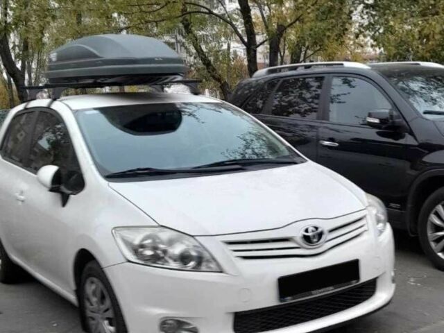 Белый Тойота Аурис, объемом двигателя 1.6 л и пробегом 135 тыс. км за 10000 $, фото 1 на Automoto.ua