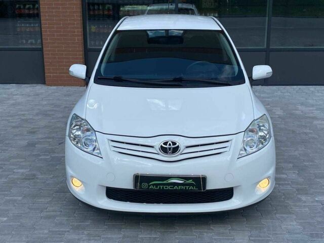 Белый Тойота Аурис, объемом двигателя 1.4 л и пробегом 265 тыс. км за 7790 $, фото 1 на Automoto.ua