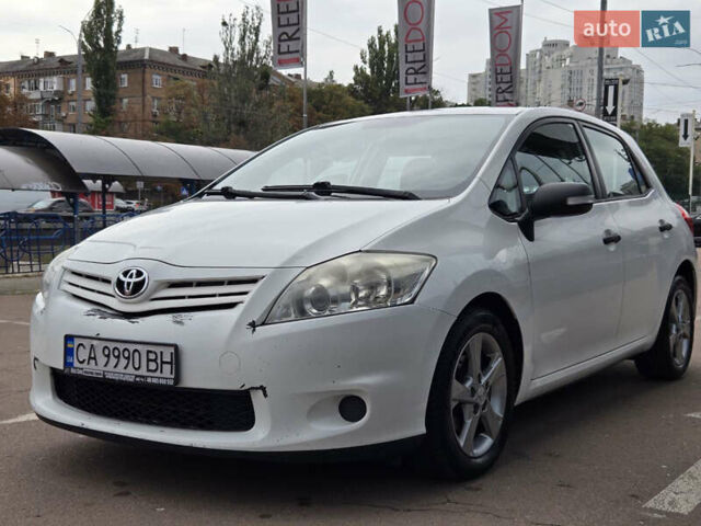 Белый Тойота Аурис, объемом двигателя 1.3 л и пробегом 230 тыс. км за 5999 $, фото 2 на Automoto.ua