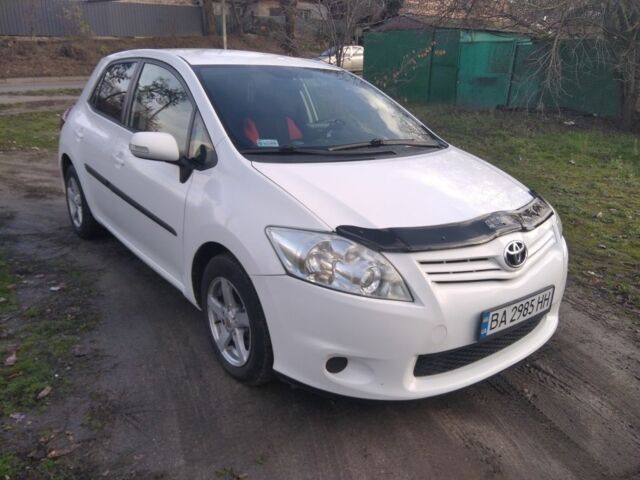 Белый Тойота Аурис, объемом двигателя 1.3 л и пробегом 173 тыс. км за 6500 $, фото 5 на Automoto.ua