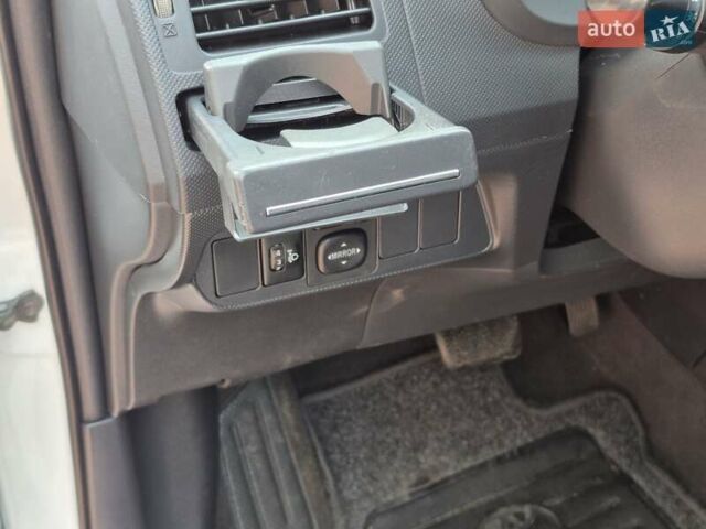 Білий Тойота Ауріс, об'ємом двигуна 1.8 л та пробігом 230 тис. км за 9950 $, фото 29 на Automoto.ua