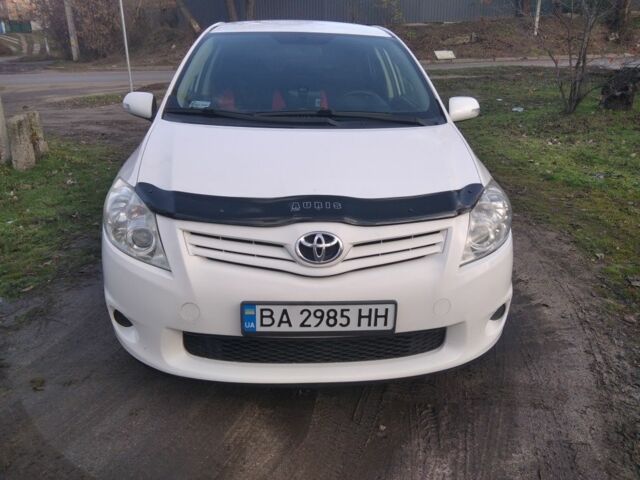 Белый Тойота Аурис, объемом двигателя 1.3 л и пробегом 173 тыс. км за 6500 $, фото 4 на Automoto.ua