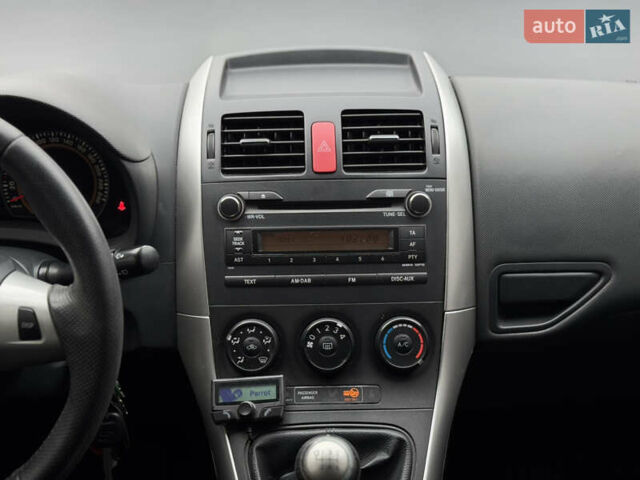 Белый Тойота Аурис, объемом двигателя 1.33 л и пробегом 230 тыс. км за 6500 $, фото 18 на Automoto.ua