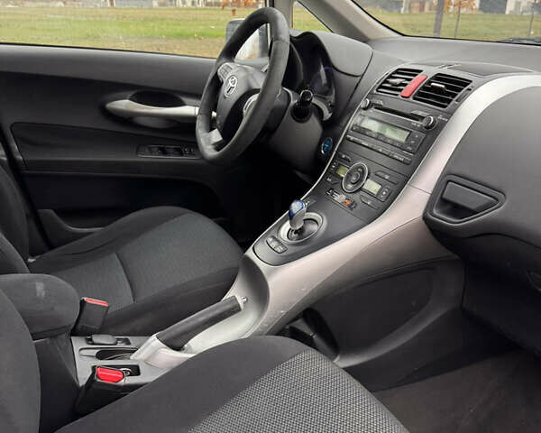 Білий Тойота Ауріс, об'ємом двигуна 1.8 л та пробігом 245 тис. км за 9700 $, фото 5 на Automoto.ua