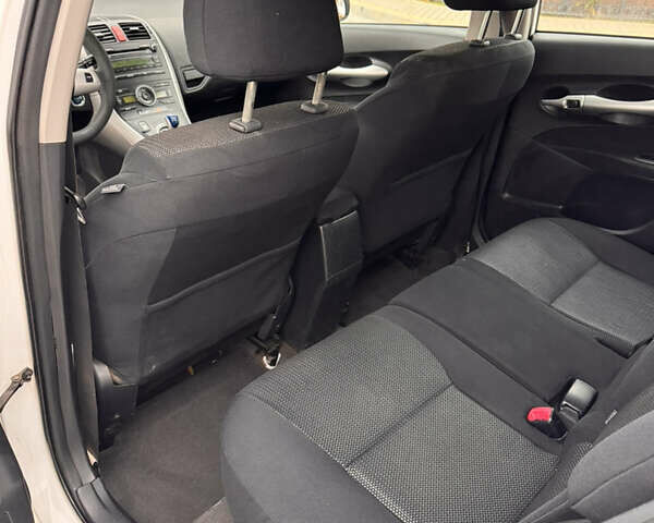 Білий Тойота Ауріс, об'ємом двигуна 1.8 л та пробігом 245 тис. км за 9700 $, фото 4 на Automoto.ua