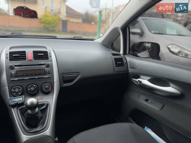 Белый Тойота Аурис, объемом двигателя 1.33 л и пробегом 230 тыс. км за 6500 $, фото 17 на Automoto.ua