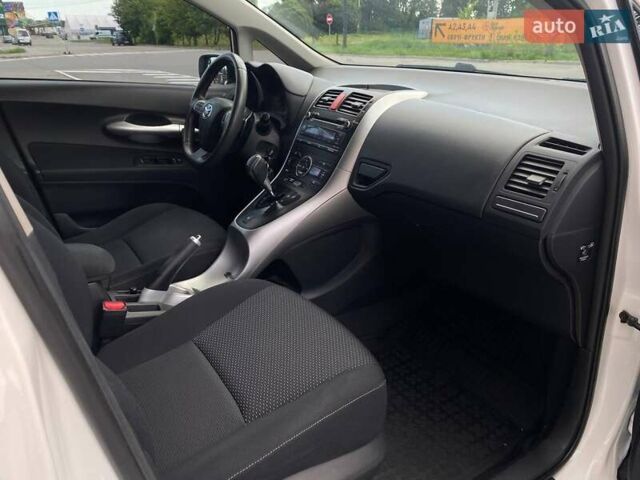 Белый Тойота Аурис, объемом двигателя 1.36 л и пробегом 265 тыс. км за 7790 $, фото 17 на Automoto.ua