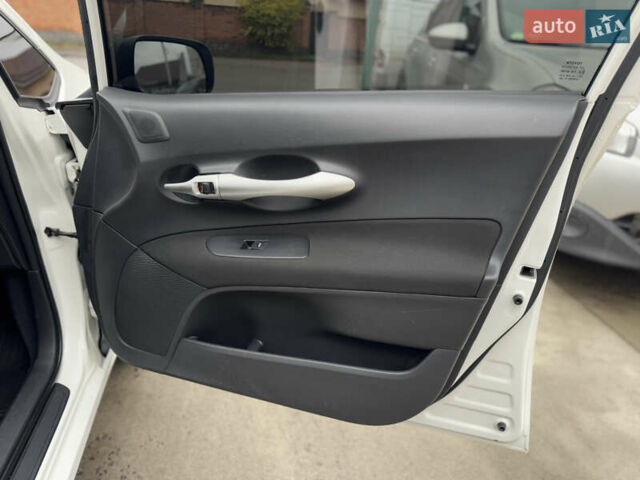 Белый Тойота Аурис, объемом двигателя 1.33 л и пробегом 230 тыс. км за 6500 $, фото 30 на Automoto.ua