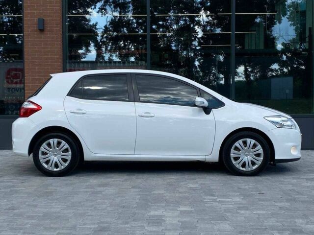 Белый Тойота Аурис, объемом двигателя 1.4 л и пробегом 265 тыс. км за 7790 $, фото 3 на Automoto.ua