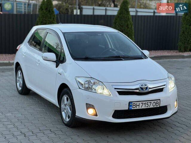 Белый Тойота Аурис, объемом двигателя 1.8 л и пробегом 233 тыс. км за 9000 $, фото 3 на Automoto.ua