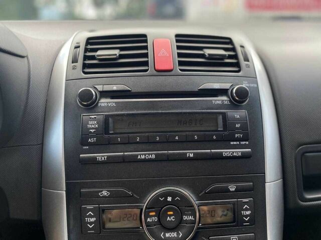 Белый Тойота Аурис, объемом двигателя 1.4 л и пробегом 265 тыс. км за 7790 $, фото 16 на Automoto.ua