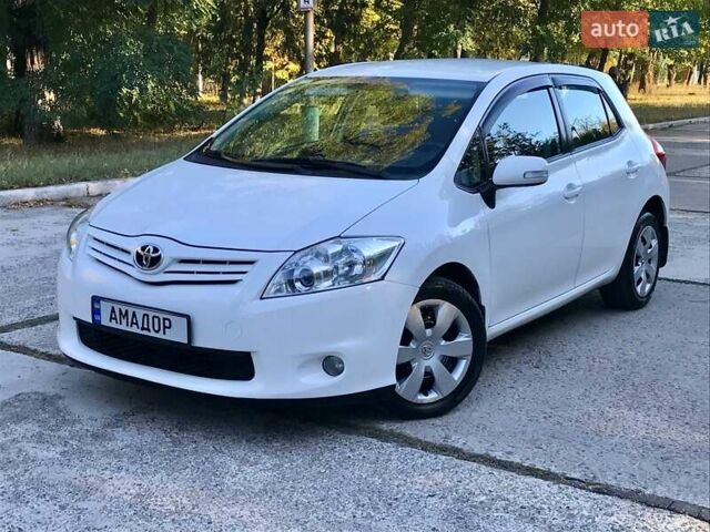 Білий Тойота Ауріс, об'ємом двигуна 1.6 л та пробігом 106 тис. км за 9800 $, фото 3 на Automoto.ua