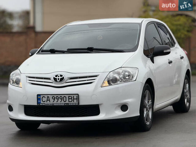Белый Тойота Аурис, объемом двигателя 1.33 л и пробегом 230 тыс. км за 6500 $, фото 2 на Automoto.ua