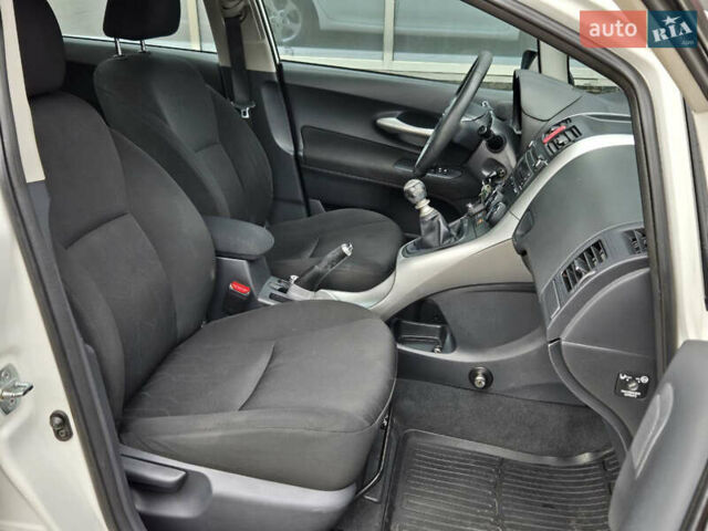 Белый Тойота Аурис, объемом двигателя 1.3 л и пробегом 230 тыс. км за 5999 $, фото 9 на Automoto.ua