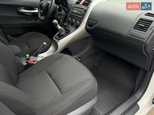 Белый Тойота Аурис, объемом двигателя 1.33 л и пробегом 230 тыс. км за 6500 $, фото 31 на Automoto.ua