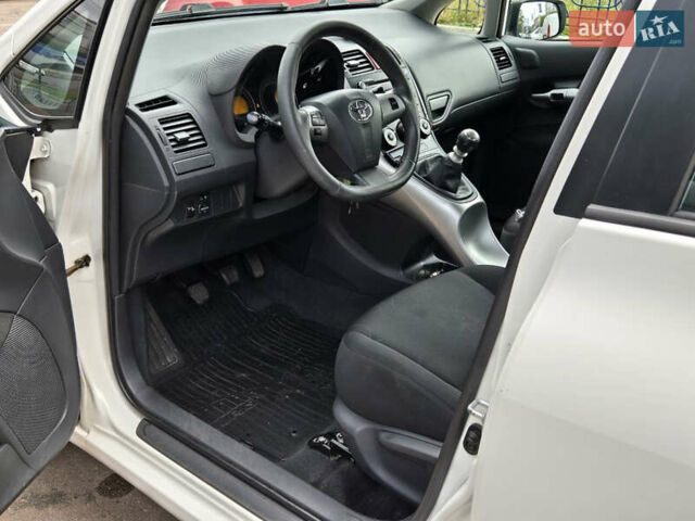 Белый Тойота Аурис, объемом двигателя 1.3 л и пробегом 230 тыс. км за 5999 $, фото 11 на Automoto.ua