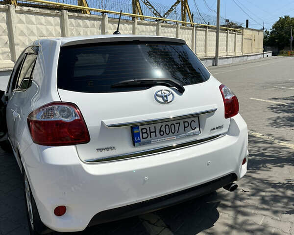 Белый Тойота Аурис, объемом двигателя 1.6 л и пробегом 142 тыс. км за 9800 $, фото 3 на Automoto.ua