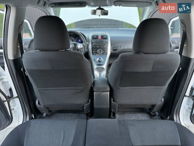 Белый Тойота Аурис, объемом двигателя 1.8 л и пробегом 233 тыс. км за 9000 $, фото 53 на Automoto.ua