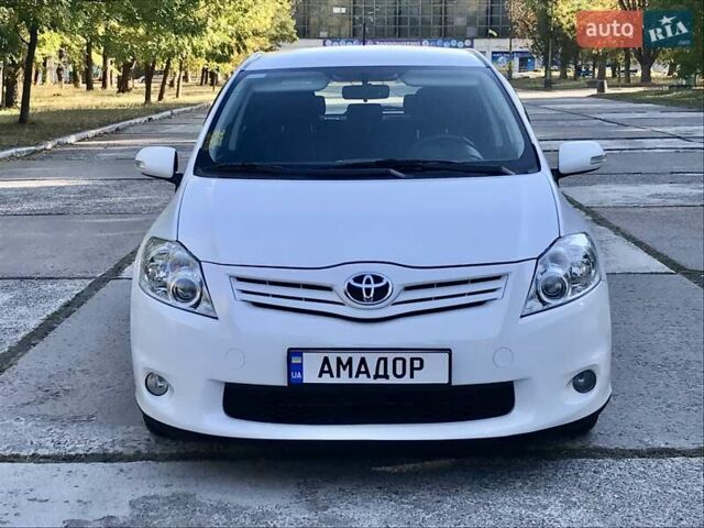 Білий Тойота Ауріс, об'ємом двигуна 1.6 л та пробігом 106 тис. км за 9800 $, фото 11 на Automoto.ua