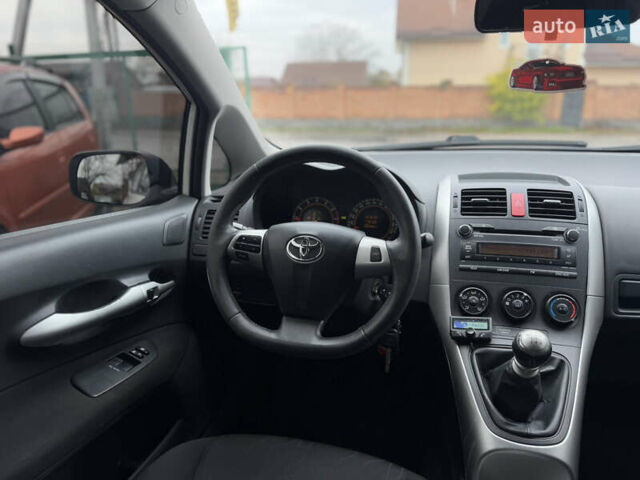 Белый Тойота Аурис, объемом двигателя 1.33 л и пробегом 230 тыс. км за 6500 $, фото 16 на Automoto.ua