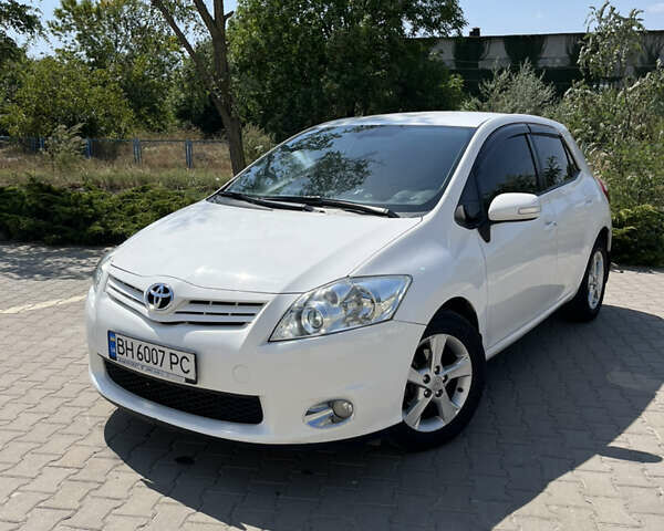 Белый Тойота Аурис, объемом двигателя 1.6 л и пробегом 142 тыс. км за 9800 $, фото 2 на Automoto.ua